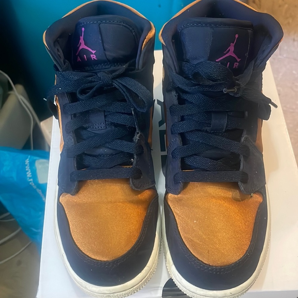 Air Jordan mid 1